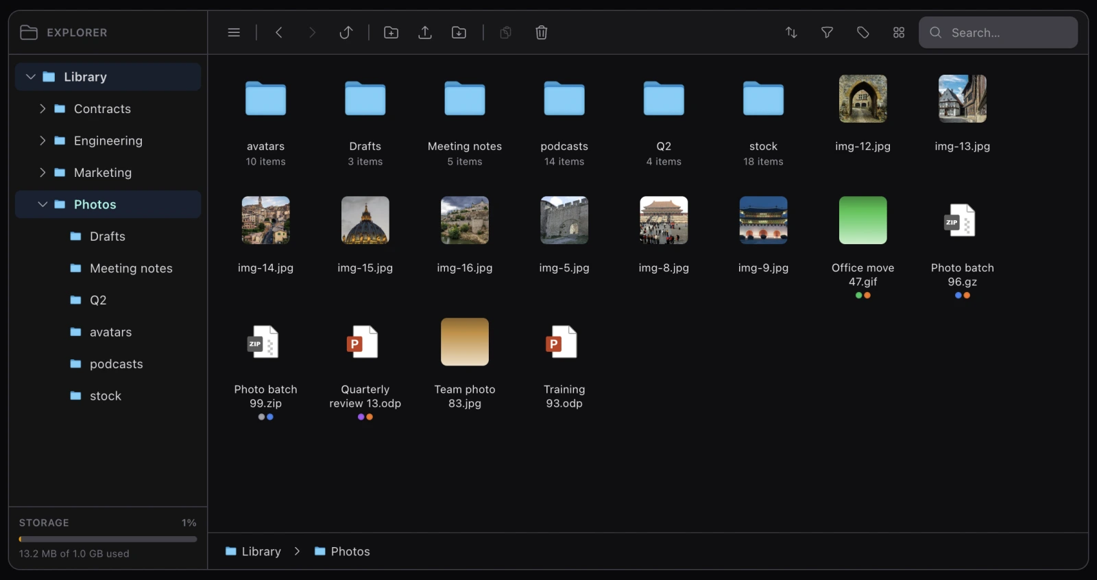 The explorer browsing a photo folder in dark mode